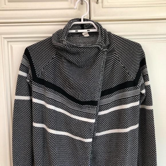 Ivivva by Lululemon girl’s cardigan sweater - Picture 2 of 9